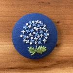 刺繍くるみボタン（ヘアゴム/ブローチ）