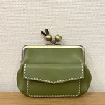 ＊ご予約品＊【送料無料】ぱかっと開くとお部屋が3つの親子がまぐち♪外ポッケが付いたうさぎねこ口金の四角い本革ミニ財布（レタスグリーンレザー）