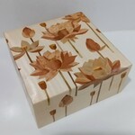 「蓮の花」の模様の小箱
