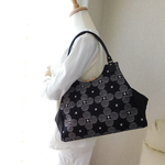 【新作】黒いドットのお花柄　あおりがま口バッグ