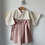 【在庫限り値下げ】袴風ロンパース　レース×シルバーピンク・70サイズ
