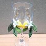 レモンと花つまみ細工のピアス/イヤリング【左右セット】　ちりめん　和装　浴衣　着物　結婚式　成人式　入学式　卒業式　パーティー　果実　お出かけ