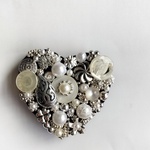 con Blanco ２  Antique Silver Beads Reunion ハートのビーズ刺繍ブローチ