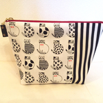 シロの猫柄としましまのポーチ