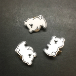 抱きつき白いクマのイヤークリップ