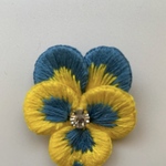 NO WAR ウクライナ支援　立体刺繍のパンジーのブローチ