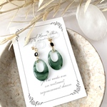 シャネルストーンとグリーンオーバルのイヤリング