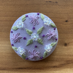 ビーズ刺繍くるみボタンブローチ