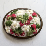 【いちご畑】木枠 刺繍 ブローチ　45mm×35mm