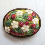 【いちご畑】木枠 刺繍 ブローチ 45mm×35mm
