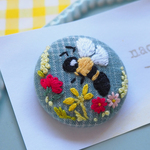 みつばちの刺繍ブローチ.*