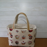 フランスゴブラン生地　カップケーキ柄（ベージュベース）の仕切りつきトート