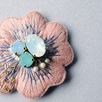 ＜Kira～ツムガレルハナ～＞花刺繍ブローチ「ミスティピンク」