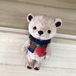 ハンドメイド　林檎モチーフピン留ベストを着たチビクマテディベア風ぬいぐるみ🧸ストラップ&バッグチャーム加工可能
