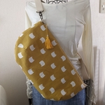 細長いボディバッグ　☆　猫柄　☆　タッセル付き