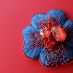 ＜Kira～ツムガレルハナ～＞花刺繍ブローチ「ヴィンテージブルー×レッド」