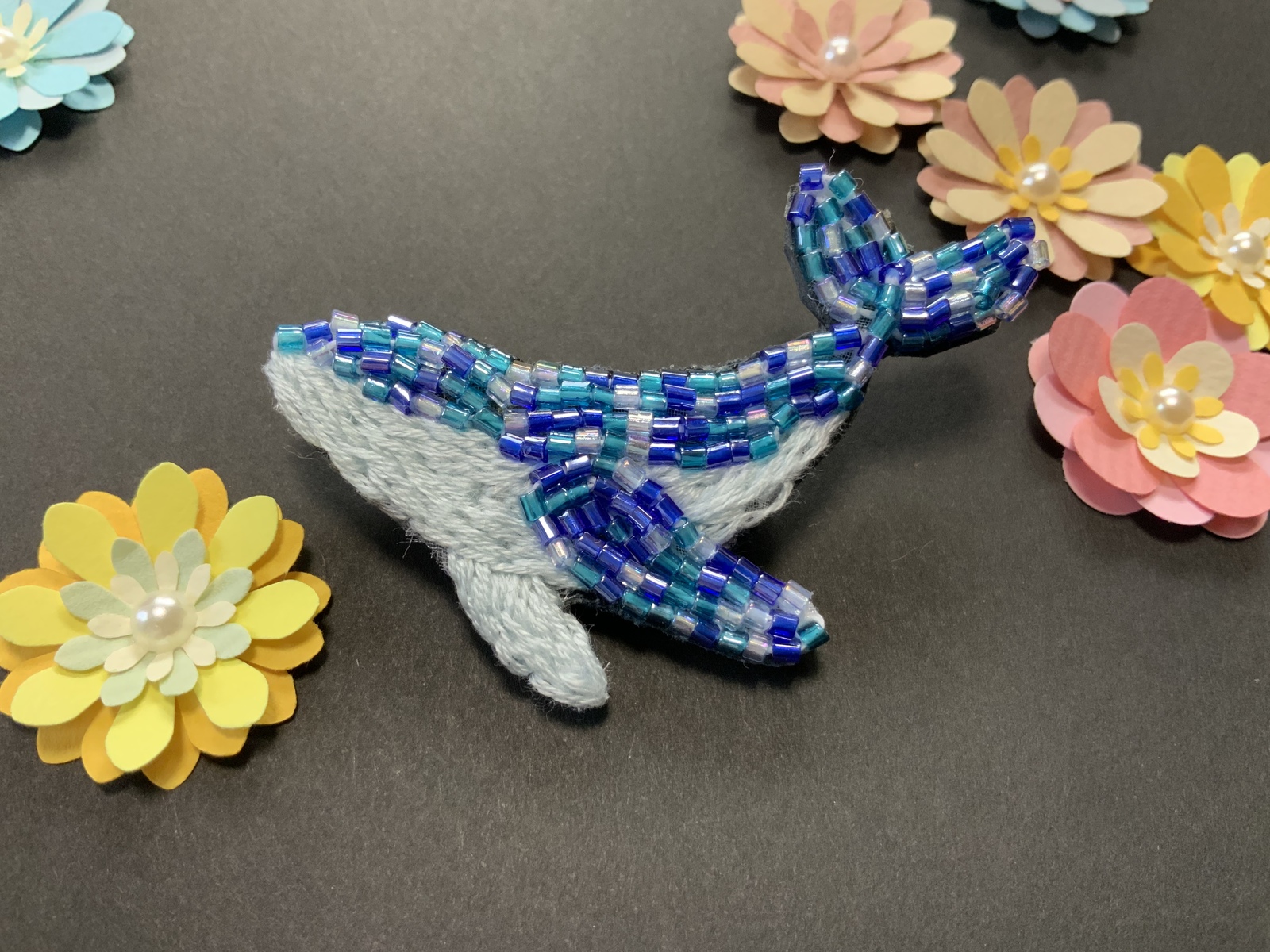 クジラ 刺繍ブローチ - SLEEPY HEAD | minne byGMOペパボ 国内