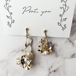 ✨全品20％OFF中✨アシンメトリーのメタルフラワーイヤリング　ピアス変更OK