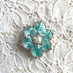 ビーズ刺繍ブローチ　涼しげな花