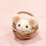 かごに入った羊毛フェルトの白ねずみちゃん