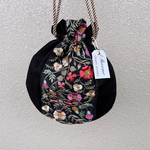 インド刺繍の巾着袋（片面刺繍）