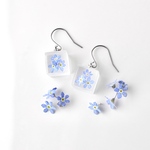 勿忘草のフックピアス チタン シルバーカラー / 艶消し 小ぶり シンプル 花 ギフト 女性 誕生日プレゼント ギフトラッピング 結婚式 お呼ばれ パステルカラー