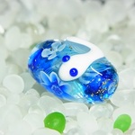 花に白蛇　長玉　空瑠璃マーブル金箔散らし　（花・瑠璃）