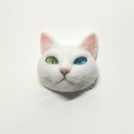 猫のブローチ・オッドアイの白猫