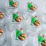 メロンクリームソーダとハンバーガーの小分けケース