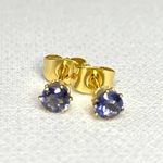 156.アイオライト４㎜一粒ピアス（ゴールド）