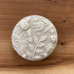 刺繍くるみボタン（ヘアゴム/ブローチ）