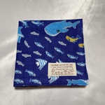 【送料無料】ふんわ〜りダブルガーゼのハンカチ　サメと小魚　ネイビーブルー