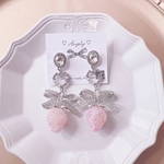 【新作♡】手染めクリアピンクホワイトマーブルいちごシルバーリボンピアス　イヤリング