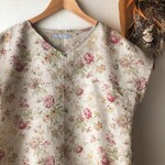 ＊オーダー品＊kei-ｍ・・・様専用＊YUWAリネンブラウス(Vネック)　花柄　ベージュ×赤系