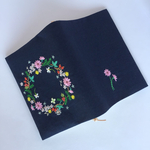 花の刺繍のブックカバー