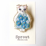 ネモフィラのワンピースを着る白猫の刺繍ブローチ　