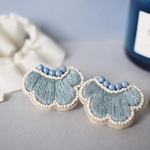 ビーズ刺繍𖦞スモーキーblue flowerピアス