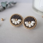 ビーズ刺繍𖦞まんまるグレーంパールflowerピアス