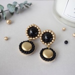 ビーズ刺繍𖦞black×goldまんまるピアスం