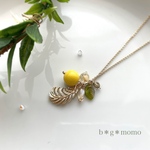 【新作】レモンリーフのロングネックレス（ﾛﾝｸﾞﾈｯｸﾚｽ・ﾈｯｸﾚｽ・ﾊﾟｰﾙﾈｯｸﾚｽ・ミモザ・檸檬・イエロー・グリーン・フルーツ・揺れる）
