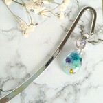 かすみ草ブックマーカー☘*。しおり☘（ブルー・ｲｴﾛｰ）☘レジン☘しずく型☘送料無料☘