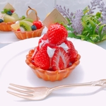 とろーりソースが美味しそうないちごがいっぱい　タルトメモスタンド　オブジェ　実物大☆フェイクスイーツ☆タルト☆誕生日☆フルーツタルト☆いちご