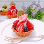 大きないちごのタルトメモスタンド　オブジェ　実物大☆フェイクスイーツ☆タルト☆誕生日☆フルーツタルト☆いちご