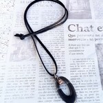 本革紐×アクリルブラックのロングネックレス/ペンダント金属アレルギー対応