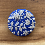 刺繍くるみボタン（ヘアゴム/ブローチ）