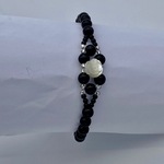 黒色の樹脂パールとマザーオブパールのブレスレット