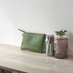 レザー　グリーンの本革ポーチ