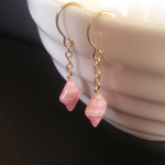 インカローズの菱形ピアス