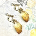 金色鉱石の耳飾り　イヤリング・ピアス(レジンアクセサリー)