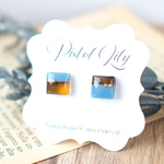 No.44837 バイカラー べっ甲 小ぶり シンプル 樹脂ピアス 金属アレルギー対応 made by PISTOL LILY